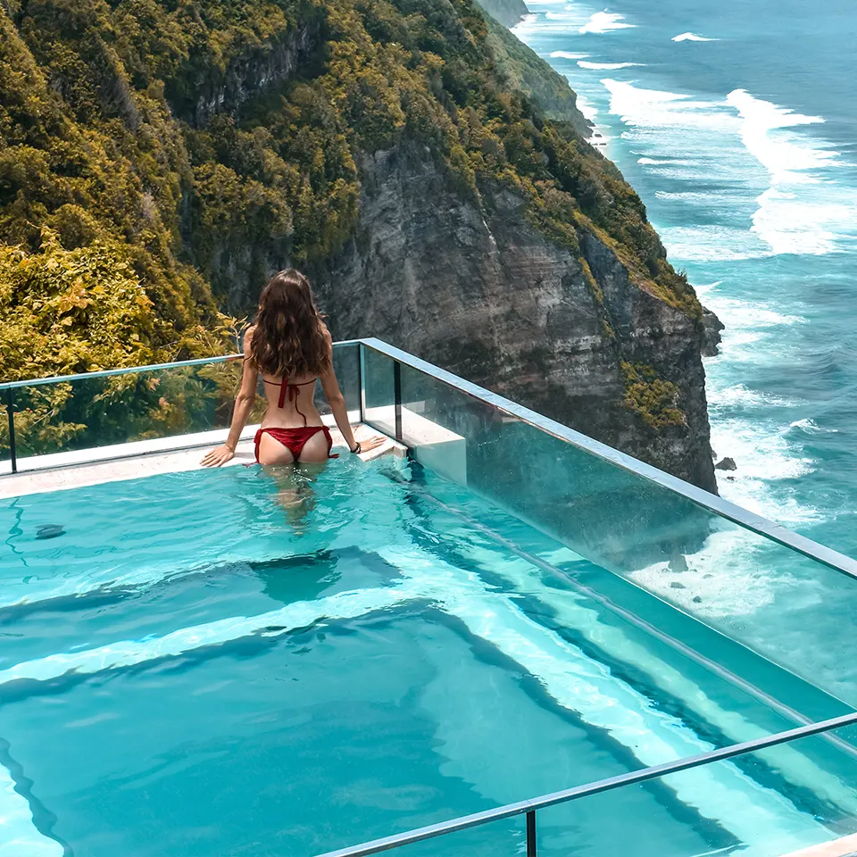 Une piscine avec parois en verre