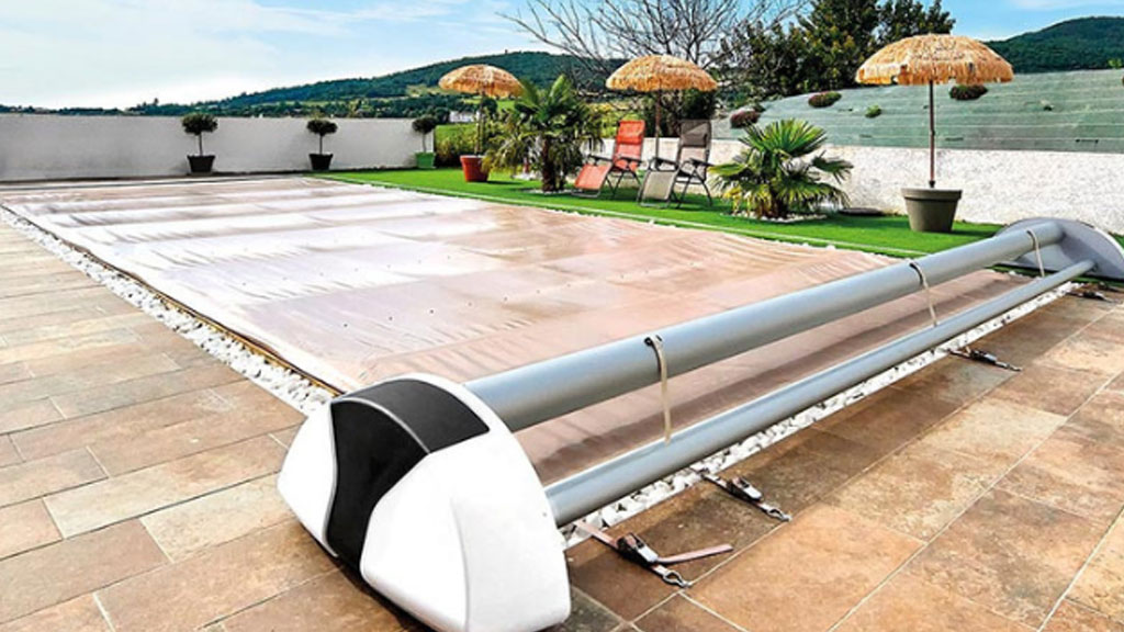 Système de fixation bâche à barres sur margelle béton avec sandows et pitons